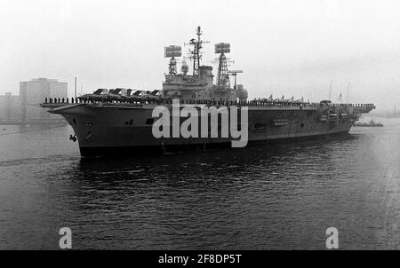 AJAXNETPHOTO. 29 OTTOBRE 1971. PORTSMOUTH, INGHILTERRA. - HMS ARK ROYAL VERSO L'ESTERNO LEGATO DALLA BASE NAVALE SOTTO IL CIELO GRIGIO AUTUNNALE. FOTO:AJAX NEWS & FEATURE SERVICE REF:129 712910 14 Foto Stock