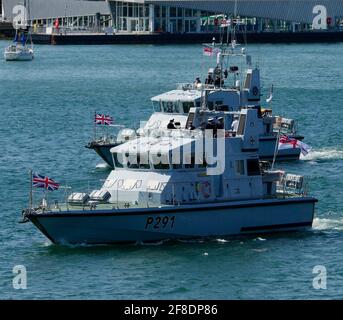 AJAXNETPHOTO. 3 GIUGNO 2019. PORTSMOUTH, INGHILTERRA. - SCORTA DI PIOMBO - ARCHER CLASSE PATROL BARCHE HMS PUNCHER (P291) E HMS EXPLORER (P164) SONO STATI DUE DI QUATTRO DELLA CLASSE CHE FUNGONO DA SCORTA DI PIOMBO PER LE FORZE COSTIERE EX E DUNKERQUE PICCOLE NAVI FLOTILLA IN DIREZIONE DELLA NORMANDIA IN FRANCIA PER LE COMMEMORAZIONI DEL 75° ANNIVERSARIO DEL D-DAY. PHOTO:JONATHAN EASTLAND/AJAX REF:GX8 190306 331 Foto Stock