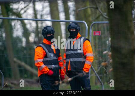 Aylesbury vale, Regno Unito. 9 aprile 2021. Black Onyx sicurezza nei boschi. HS2 erano tornati nel bosco antico di Jones Hill Wood oggi abbattimento alberi. Gli attivisti ambientali che cercano di proteggere Jones Hill Wood stanno adottando un'azione legale contro l'Inghilterra naturale che ha concesso la licenza a HS2 Fell Jones Hill Wood nonostante abbia rari barbastelle nel legno. Il controverso e massicciamente sopra il collegamento ferroviario di High Speed 2 di bilancio da Londra a Birmingham sta intagliando una cicatrice enorme attraverso le Chilterns che è un AONB. Credito: Maureen McLean/Alamy Foto Stock