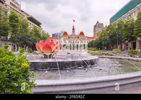 Una giornata nuvolosa a Saigon, scenario presso la fontana in strada pedonale Nguyen Hue Foto Stock