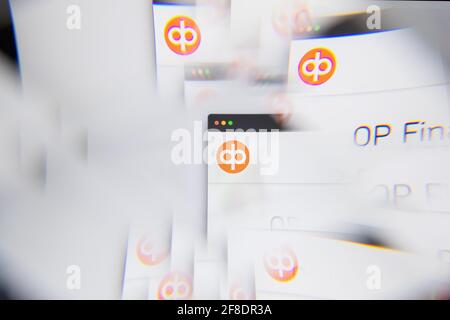 Milano, Italia - 10 APRILE 2021: LOGO DEL GRUPPO finanziario OP sullo schermo del laptop visto tramite un prisma ottico. Immagine editoriale illustrativa di OP Financial Foto Stock