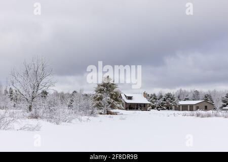 Northwoods casa dopo una tempesta di neve di febbraio. Foto Stock