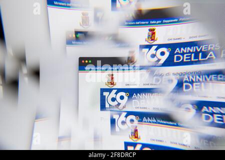 Milano, Italia - 10 APRILE 2021: logo polizia dello stato sullo schermo del laptop visto attraverso un prisma ottico. Immagine editoriale illustrativa della polizia dell Foto Stock