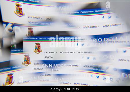 Milano, Italia - 10 APRILE 2021: logo polizia dello stato sullo schermo del laptop visto attraverso un prisma ottico. Immagine editoriale illustrativa della polizia dell Foto Stock
