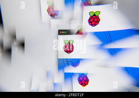 Milano, Italia - 10 APRILE 2021: Il logo Raspberry Pi sullo schermo del laptop viene visualizzato tramite un prisma ottico. Immagine editoriale illustrativa dal sito Web Raspberry Pi Foto Stock