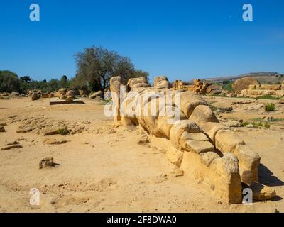 Un atlante rimane dal Tempio di Zeus Olimpio Si trova a terra in Valle dei Templi Foto Stock