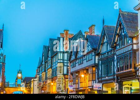 CHESTER, REGNO UNITO, 7 APRILE 2017: Vista al tramonto delle tradizionali case tudor lungo la Eastgate Street nel centro di Chester, Inghilterra Foto Stock