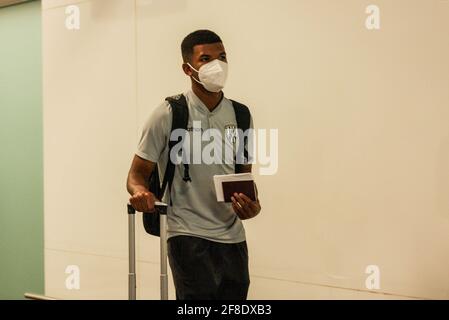 Porto Alegre, Brasile. 13 Apr 2021. La delegazione dell'Independiente del Valle sbarca all'aeroporto Salgado Filho di Porto Alegre, RS. Credit: Ageu da Rocha/FotoArena/Alamy Live News Foto Stock