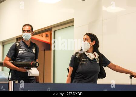 Porto Alegre, Brasile. 13 Apr 2021. La delegazione dell'Independiente del Valle sbarca all'aeroporto Salgado Filho di Porto Alegre, RS. Credit: Ageu da Rocha/FotoArena/Alamy Live News Foto Stock