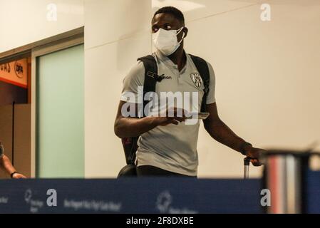 Porto Alegre, Brasile. 13 Apr 2021. La delegazione dell'Independiente del Valle sbarca all'aeroporto Salgado Filho di Porto Alegre, RS. Credit: Ageu da Rocha/FotoArena/Alamy Live News Foto Stock