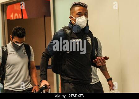 Porto Alegre, Brasile. 13 Apr 2021. La delegazione dell'Independiente del Valle sbarca all'aeroporto Salgado Filho di Porto Alegre, RS. Credit: Ageu da Rocha/FotoArena/Alamy Live News Foto Stock