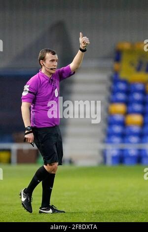 Londra, Regno Unito. 13 Apr 2021. Arbitro, Antony Coggins durante la partita EFL Sky Bet League 1 tra AFC Wimbledon e Ipswich Town a Plough Lane, Londra, Inghilterra, il 13 aprile 2021. Foto di Carlton Myrie. Solo per uso editoriale, è richiesta una licenza per uso commerciale. Nessun utilizzo nelle scommesse, nei giochi o nelle pubblicazioni di un singolo club/campionato/giocatore. Credit: UK Sports Pics Ltd/Alamy Live News Foto Stock