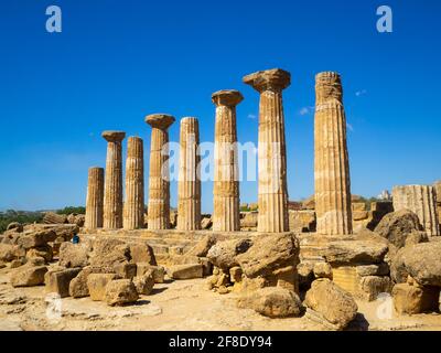 Colonne ordine dorico in piedi da altri resti del Tempio Di Eracle in Valle dei Templi Foto Stock