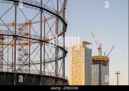 Helsinki / Finlandia - 21 aprile 2020. Due grattacieli, Majakka e Loisto, in costruzione nel quartiere residenziale di Kalasatama. Potenza a gas decommissionata Foto Stock