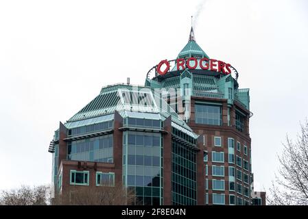 Logo Rogers Telecommunication Company sulla parte superiore di un edificio visto da Bloor Street a Toronto, Canada Foto Stock