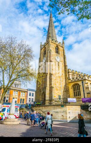 NOTTINGHAM, REGNO UNITO, 11 APRILE 2017: Le persone passeggiano di fronte alla chiesa di San Pietro a Nottingham, Inghilterra Foto Stock