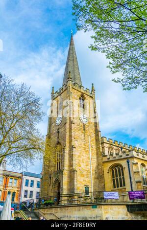 NOTTINGHAM, REGNO UNITO, 11 APRILE 2017: Le persone passeggiano di fronte alla chiesa di San Pietro a Nottingham, Inghilterra Foto Stock