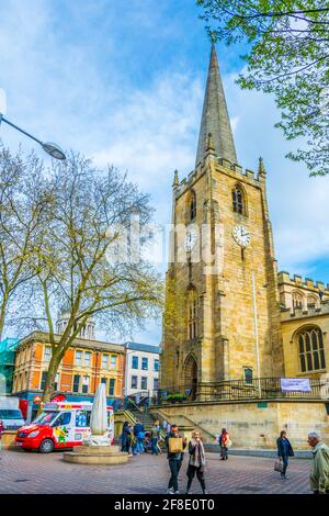 NOTTINGHAM, REGNO UNITO, 11 APRILE 2017: Le persone passeggiano di fronte alla chiesa di San Pietro a Nottingham, Inghilterra Foto Stock