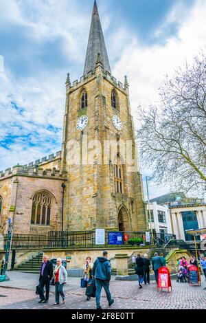 NOTTINGHAM, REGNO UNITO, 11 APRILE 2017: Le persone passeggiano di fronte alla chiesa di San Pietro a Nottingham, Inghilterra Foto Stock