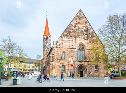 NURNBERG, GERMANIA, 12 APRILE 2017: La gente sta passando Jakobskirche a Nurnberg, Germania. Foto Stock