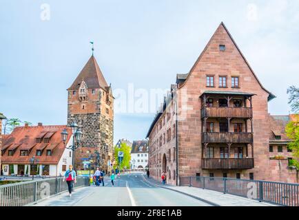 NURNBERG, GERMANIA, 12 APRILE 2017: La gente sta passando Schuldturm a Nurnberg, Germania. Foto Stock