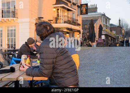 La gente ama bere o mangiare ai tavoli all'aperto della Taverna Trafalgar Greenwich, Inghilterra, Gran Bretagna Foto Stock