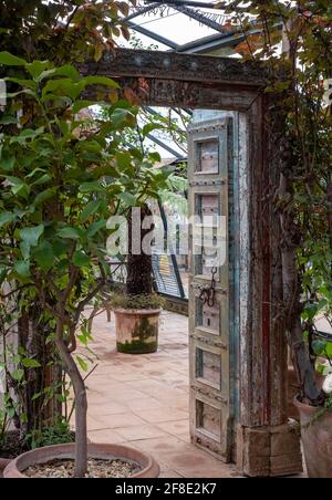 Caratteristico portale in legno all'ingresso della serra presso la Petersham Nurseries a Richmond upon Thames, Londra ovest Regno Unito Foto Stock