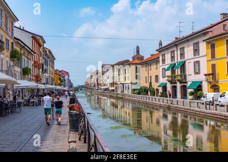 MILANO, ITALIA, 19 LUGLIO 2019: Il canale Naviglio Pavese nel centro di Milano è un popolare quartiere con bar e ristoranti, Italia Foto Stock