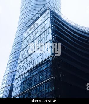 Edificio per uffici aziendali nel quartiere finanziario, moderno grattacielo nel centro citta', affari immobiliari commerciali e architettura contemporanea Foto Stock