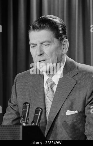 Il governatore della California Ronald Reagan durante la conferenza stampa alla Casa Bianca, Washington, D.C., USA, Marion S. 1971 Foto Stock