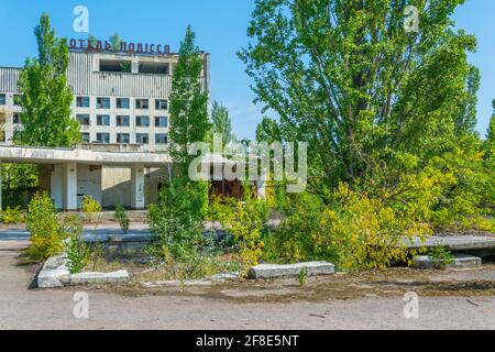 PIPYAT, UCRAINA, 30 AGOSTO 2019: La piazza principale della città Ucraina Pripyat che è stato abbandonato dopo il disastro di Chernobyl Foto Stock