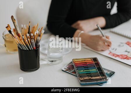 LEEDS, REGNO UNITO - Mar 03, 2021: Un coloratissimo disegno di un ritratto di una donna in un libro di schizzo. Foto Stock