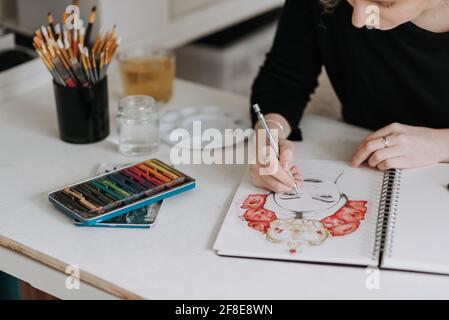 LEEDS, REGNO UNITO - Mar 03, 2021: Un coloratissimo disegno di un ritratto di una donna in un libro di schizzo. Foto Stock