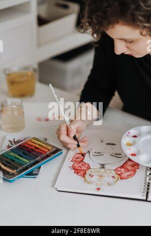 LEEDS, REGNO UNITO - Mar 03, 2021: Un coloratissimo disegno di un ritratto di una donna in un libro di schizzo. Foto Stock