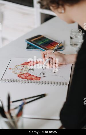 LEEDS, REGNO UNITO - Mar 03, 2021: Un coloratissimo disegno di un ritratto di una donna in un libro di schizzo. Foto Stock