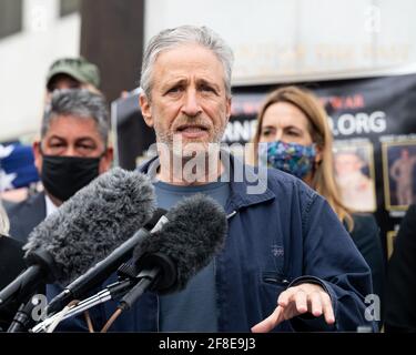 Jon Stewart parla ad una conferenza stampa circa l'introduzione dei benefici presunti per i combattenti di guerra esposti a Burn Pits e ad altre tossine Act nel Congresso. Foto Stock