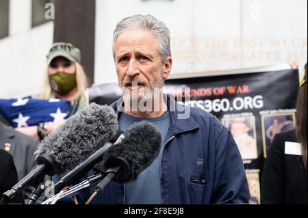 Jon Stewart parla ad una conferenza stampa circa l'introduzione dei benefici presunti per i combattenti di guerra esposti a Burn Pits e ad altre tossine Act nel Congresso. Foto Stock