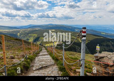 Montagne giganti, Polonia - Giugno 23 2020: Lunghi sentieri di montagna e crocevia da Snezka montagna a Dom Slaski rifugio Foto Stock