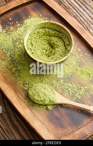 Vassoio con tè matcha in polvere e cucchiaio sul tavolo Foto Stock