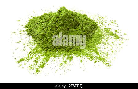 Un mucchio di tè matcha in polvere su sfondo bianco Foto Stock