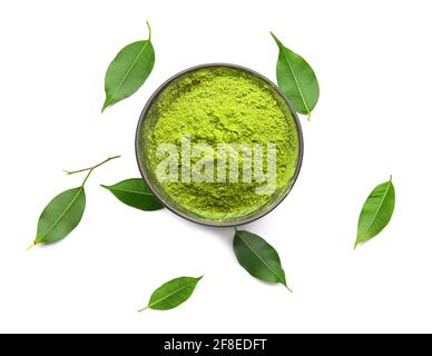 Ciotola con tè matcha in polvere e foglie verdi su bianco sfondo Foto Stock