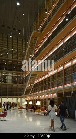 Αthens, Grecia, Centro Culturale della Fondazione Stavros Niarchos: Visualizza le nuove strutture della Biblioteca Nazionale nel 2017, prima che i volumi fossero trasferiti Foto Stock