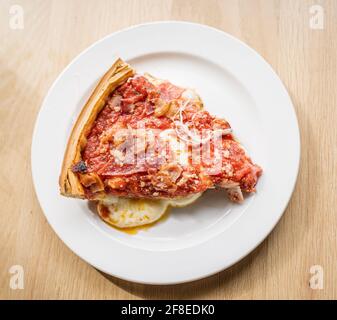 Una deliziosa fetta di pizza Deep Dish famosa in tutto il mondo di Chicago. Foto Stock