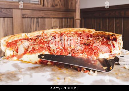 Una pizza Pie di Chicago Deep Dish famosa in tutto il mondo. Foto Stock