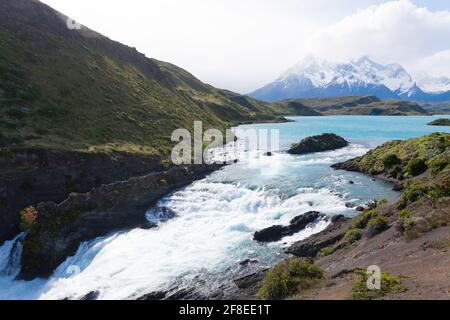 Salto Chico waterfall, Parco Nazionale Torres del Paine, Cile. Patagonia Cilena paesaggio Foto Stock