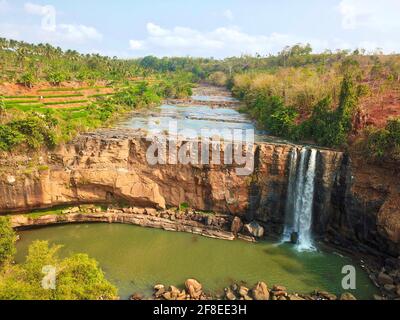 La cascata Awang si trova nel villaggio di Taman Jaya, una delle cascate del fiume Ciletuh. La cascata di Awang ha un'altezza di circa 40 metri Foto Stock