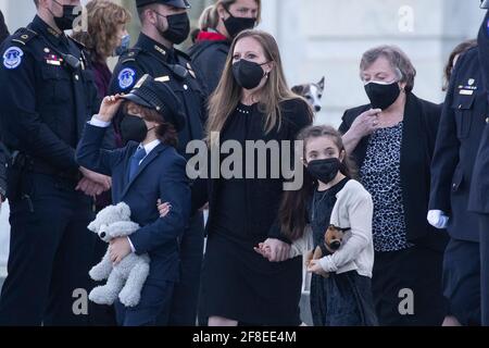 La famiglia dell'ufficiale della polizia del Campidoglio degli Stati Uniti William Evans, la moglie Shannon Terranova (C), il loro figlio di nove anni Logan (L) e la figlia di sette anni Abigail (R); e sua madre, Janice Evans; Cammina per guardare con altri membri della famiglia, amici e ufficiali di polizia prima che il cazzo di ufficiale Evans è portato da un servizio di guardia d'onore congiunto lungo i gradini del fronte est del Campidoglio degli Stati Uniti, dopo aver mentito in onore nella Capitol Rotunda, a Washington, DC, USA, 13 aprile 2021. Si è svolta una cerimonia di tributo e di menzogna in onore per l'ufficiale Evans, che è stato ucciso e un altro ufficiale ferito nella linea di servizio w Foto Stock