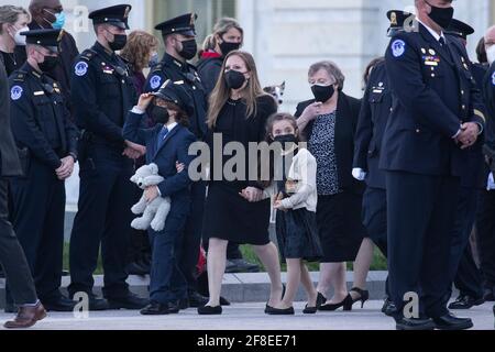 La famiglia dell'ufficiale della polizia del Campidoglio degli Stati Uniti William Evans, la moglie Shannon Terranova (C), il loro figlio di nove anni Logan (C-L) e la figlia di sette anni Abigail (C-R) e sua madre Janice Evans; Cammina per guardare con altri membri della famiglia, amici e ufficiali di polizia prima che il cazzo di ufficiale Evans è portato da un servizio di guardia d'onore congiunto lungo i gradini del fronte est del Campidoglio degli Stati Uniti, dopo aver mentito in onore nella Capitol Rotunda, a Washington, DC, USA, 13 aprile 2021. Si è svolta una cerimonia di tributo e di menzogna in onore per l'ufficiale Evans, che è stato ucciso e un altro ufficiale ferito nella linea di dut Foto Stock