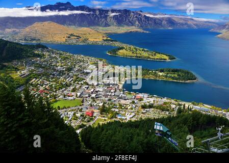 La catena montuosa Remarkables e attraverso il lago Wakatipu fino a Cecil e Walter picchi ha preso @Queenstown, NZ Foto Stock