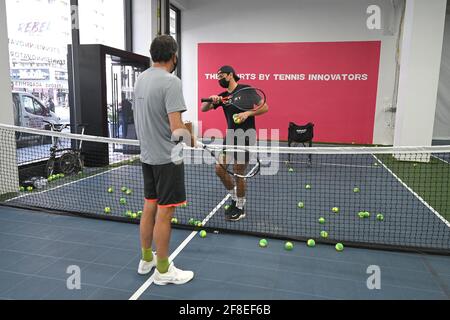 Philip Hinder (maglia grigia) partecipa a una lezione di tennis di gruppo presso i campi Tennis Innovator situati sulla 8th Avenue nel Midtown Manhattan, New York, NY, 13 aprile 2021. Dotato di un sistema di ventilazione ad aria anti-IONE/virus UV, la struttura di 8,000 metri quadrati offre 4 campi da tennis modificati con lezioni di tennis disponibili per adulti e bambini; un "movimento Innovators!" il programma offre ai bambini il tempo di giocare a diversi tipi di giochi di palla, tra cui pallacanestro, ping pong e tennis, centrati sullo sviluppo di forza e coordinazione. (Foto di Anthony Behar/Sipa USA) Foto Stock